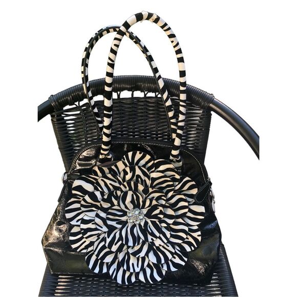 😊3/$30 Hananel Purse Black & White exterior w/Flower, interior tiger print - Picture 5 of 11